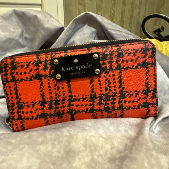 Lacey Belleville Plaid‎ Kate Spade zip around wallet, red black plaid - Picture 1 of 4